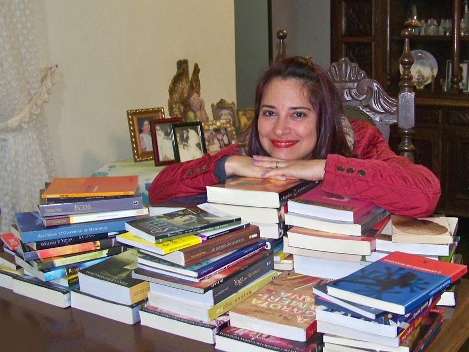 Escritora Andreia Donadon Leal e os Livros